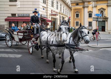 Wiener Fiaker, Pferdekutsche im Stadtzentrum von Wien, Österreich. Durch Wien in einer Pferdekutsche sind sie genauso ein Teil von V Stockfoto