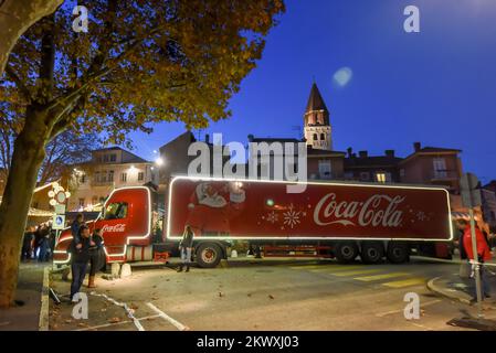 Coca Cola HBC Kroatien hat in Zusammenarbeit mit dem kroatischen Roten Kreuz einen humanitären Weihnachtswagen organisiert, der das Land bis Ende Dezember bereisen wird, um Bedürftigen zu helfen. Der berühmte Weihnachtswagen von Coca Cola fuhr am 12.. Dezember von Zagreb in sieben weitere kroatische Städte. Täglich von 5 Uhr bis 20 Uhr Coca Colas Weihnachtswagen wird an einem besonderen Ort in jeder Stadt geparkt. Bei dieser Gelegenheit wird der Weihnachtsmann den Wünschen der Kinder lauschen, die die Gelegenheit haben werden, ein Foto mit ihm zu machen und ihr Spielzeug zu spenden. Das gesammelte Spielzeug, das Coca Cola hat Stockfoto