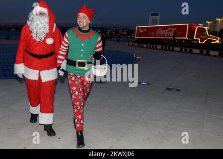 Coca Cola HBC Kroatien hat in Zusammenarbeit mit dem kroatischen Roten Kreuz einen humanitären Weihnachtswagen organisiert, der das Land bis Ende Dezember bereisen wird, um Bedürftigen zu helfen. Der berühmte Weihnachtswagen von Coca Cola fuhr am 12.. Dezember von Zagreb in sieben weitere kroatische Städte. Täglich von 5 Uhr bis 20 Uhr Coca Colas Weihnachtswagen wird an einem besonderen Ort in jeder Stadt geparkt. Bei dieser Gelegenheit wird der Weihnachtsmann den Wünschen der Kinder lauschen, die die Gelegenheit haben werden, ein Foto mit ihm zu machen und ihr Spielzeug zu spenden. Das gesammelte Spielzeug, das Coca Cola hat Stockfoto