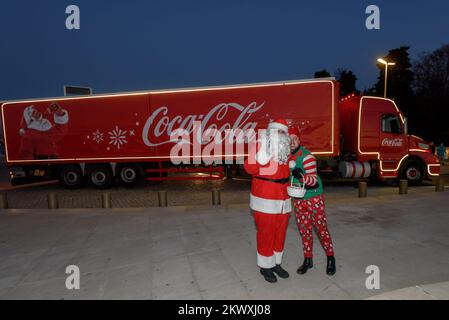 Coca Cola HBC Kroatien hat in Zusammenarbeit mit dem kroatischen Roten Kreuz einen humanitären Weihnachtswagen organisiert, der das Land bis Ende Dezember bereisen wird, um Bedürftigen zu helfen. Der berühmte Weihnachtswagen von Coca Cola fuhr am 12.. Dezember von Zagreb in sieben weitere kroatische Städte. Täglich von 5 Uhr bis 20 Uhr Coca Colas Weihnachtswagen wird an einem besonderen Ort in jeder Stadt geparkt. Bei dieser Gelegenheit wird der Weihnachtsmann den Wünschen der Kinder lauschen, die die Gelegenheit haben werden, ein Foto mit ihm zu machen und ihr Spielzeug zu spenden. Das gesammelte Spielzeug, das Coca Cola hat Stockfoto