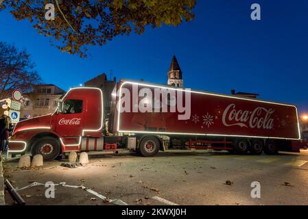 Coca Cola HBC Kroatien hat in Zusammenarbeit mit dem kroatischen Roten Kreuz einen humanitären Weihnachtswagen organisiert, der das Land bis Ende Dezember bereisen wird, um Bedürftigen zu helfen. Der berühmte Weihnachtswagen von Coca Cola fuhr am 12.. Dezember von Zagreb in sieben weitere kroatische Städte. Täglich von 5 Uhr bis 20 Uhr Coca Colas Weihnachtswagen wird an einem besonderen Ort in jeder Stadt geparkt. Bei dieser Gelegenheit wird der Weihnachtsmann den Wünschen der Kinder lauschen, die die Gelegenheit haben werden, ein Foto mit ihm zu machen und ihr Spielzeug zu spenden. Das gesammelte Spielzeug, das Coca Cola hat Stockfoto