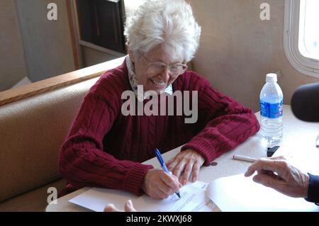 Severe Storms and Tornadoes, Lake County, Florida, 15. Februar 2007 Ilse Campbell unterschreibt gerne den Mietvertrag für diesen FEMA-Trailer. Ms. Campbell verlor ihr Zuhause in den Tornados in Florida und wird diesen Wohnwagen als provisorische Unterkunft benutzen. Mark Wolfe/FEMA.. Fotos zu Katastrophen- und Notfallmanagementprogrammen, Aktivitäten und Beamten Stockfoto