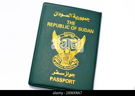 Reisepass der Republik Sudan mit einem vergoldeten Falken in der Mitte der vorderen Abdeckung, selektiver Fokus der sudanesischen Passidentität der Verwendung im Nordsudan Stockfoto