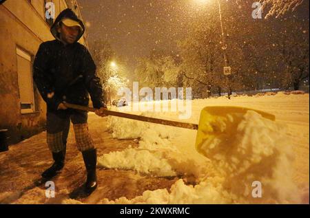 Die Straßen waren mit 10 Zentimetern Schnee bedeckt. Foto: Kristina Stedul Fabac/PIXSELL Stockfoto