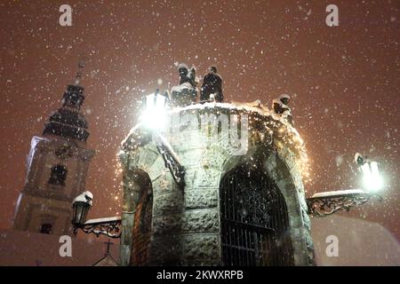 Die Straßen waren mit 10 Zentimetern Schnee bedeckt. Foto: Kristina Stedul Fabac/PIXSELL Stockfoto