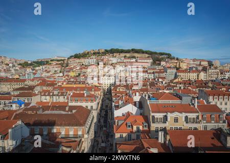 Luftaufnahme von Lissabon mit Schloss Saint George (Castelo de Sao Jorge) und Rua de Santa Justa Straße - Lissabon, Portugal Stockfoto