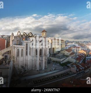 Carmo-Kloster (Convento do Carmo) und Lissabon aus der Vogelperspektive - Lissabon, Portugal Stockfoto