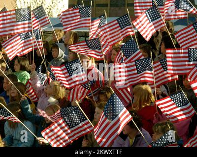 Schwere Stürme/Überschwemmungen, East Grand Forks, Minnesota, 19. April 2007 Eine Menge Leute halten die amerikanische Flagge und sehen zu, wie Bürgermeister Lynn Stauss von East Grand Forks (ohne Kamera) den 10-jährigen Jubiläum „Thanks America“ mit einer Flaggenweckzeremonie auf dem neuen Boardwalk beginnt. Michael Rieger/FEMA... Fotos zu Katastrophen- und Notfallmanagementprogrammen, Aktivitäten und Beamten Stockfoto