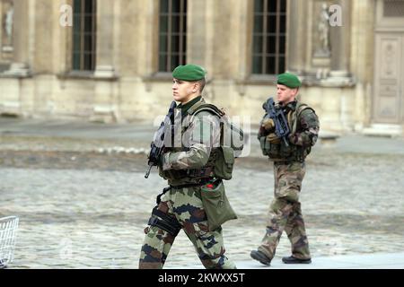 27.01.2017., Paris, Frankreich - das Louvre Museum ist eines der weltweit größten Museen. Es befindet sich im Zentrum von Paris, am Ufer der seine, im Gebäude des ehemaligen Königspalastes. Der zentrale Innenhof des Gebäudes, in dem sich heute eine Glaspyramide befindet, liegt auf der Achse der Champs Elysees und bildet somit das alte Zentrum von Paris. Nach einer Reihe von Terroranschlägen in ganz Frankreich in Paris sind die Sicherheitsmaßnahmen sehr hoch, so dass Soldaten mit Gewehren in der Touristenzone sehr verbreitet sind. Foto: Goran Stanzl/PIXSELL Stockfoto