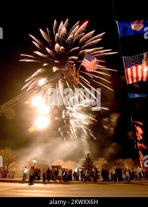 Schwere Stürme/Überschwemmungen, East Grand Forks, Minnesota, 20. April 2007 Menschen beobachten das Feuerwerk bei der Flaggenzeremonie „Salute to America“ und das Feuerwerk in East Grand Forks auf dem neuen River Boardwalk. Michael Rieger/FEMA... Fotos zu Katastrophen- und Notfallmanagementprogrammen, Aktivitäten und Beamten Stockfoto