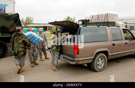 Schwere Stürme und Tornados, Eagle Pass, TX, 28. April 2007 Mitglieder der 436. Chemical Co., Texas National Guard verteilen Wasser, Eis und Planen an die vom Tornado am 24. April betroffenen Menschen. Die FEMA stellte 2.000 Planen für den Bereich bereit. Earl Armstrong/FEMA... Fotos zu Katastrophen- und Notfallmanagementprogrammen, Aktivitäten und Beamten Stockfoto