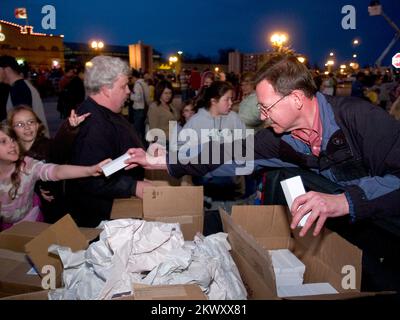 Schwere Stürme/Überschwemmungen, East Grand Forks, MN, 20. April 2007 Ron Sherman, FEMA'A Federal Coordinating Officer (FCO) für die Flut von 1997 hilft, Blitzlichter beim 10-jährigen Jubiläum der Flaggenzeremonie „Salute to America“ und Feuerwerk in East Grand Forks auf der neuen Uferpromenade zu verteilen. Michael Rieger/FEMA... Fotos zu Katastrophen- und Notfallmanagementprogrammen, Aktivitäten und Beamten Stockfoto