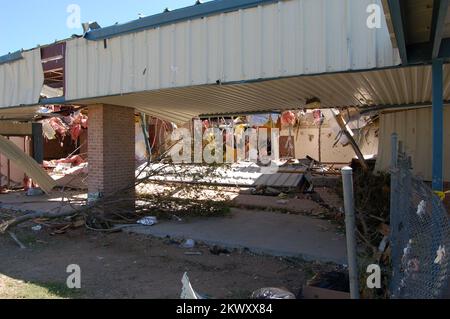 Schwere Stürme und Tornados, Eagle Pass, TX, 26. April 2007 die Rosita Valley Grundschule wurde am 24. April 2007 durch einen Tornado schwer beschädigt. Der Twister hat auch 200 Häuser in der Nachbarschaft beschädigt. Earl Armstrong/FEMA... Fotos zu Katastrophen- und Notfallmanagementprogrammen, Aktivitäten und Beamten Stockfoto