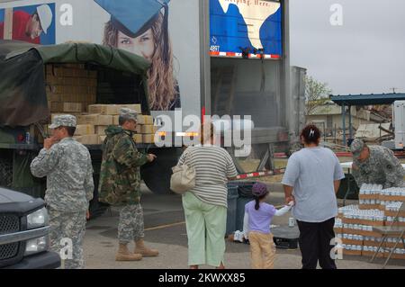 Schwere Stürme und Tornados, Eagle Pass, TX, 28. April 2007 Mitglieder der 436. Chemical Co., Texas National Guard, verteilen Planen, Wasser und Eis an die Bewohner neben der beschädigten Rosita Valley Grundschule. Die FEMA stellte die Planen zur Verfügung, der Staat lieferte Wasser und Eis. Fotos zu Katastrophen- und Notfallmanagementprogrammen, Aktivitäten und Beamten Stockfoto