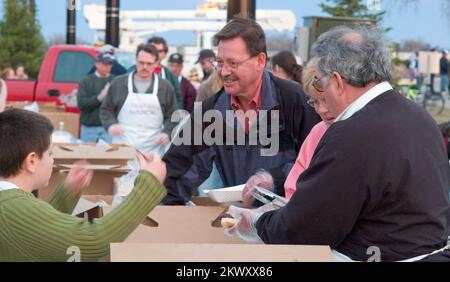 Schwere Stürme/Überschwemmungen, East Grand Forks, Minnesota, 20. April 2007 - Ron Sherman, Federal Coordinating Officer (FCO) der FEMA für die Überschwemmung im Jahr 1997, hilft beim 10-jährigen Jubiläum der Flaggenzeremonie „Salute to America“ und der Feuerwerkshow in East Grand Forks auf der neuen Uferpromenade. Foto: Michael Rieger/FEMA. Fotos zu Katastrophen- und Notfallmanagementprogrammen, Aktivitäten und Beamten Stockfoto