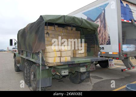 Schwere Stürme und Tornados, Eagle Pass, TX, 28. April 2007 Eine von der FEMA bereitgestellte Ladung Planen der Nationalgarde steht neben einer von Texas bereitgestellten Ladung Eis. Die Vorräte wurden von Mitgliedern der Nationalgarde der Texas Army verteilt. Earl Armstrong/FEMA... Fotos zu Katastrophen- und Notfallmanagementprogrammen, Aktivitäten und Beamten Stockfoto