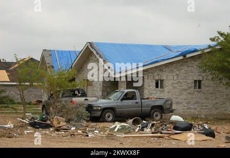 Schwere Stürme und Tornados, Eagle Pass, TX, 28. April 2007 Dieses Haus wurde am 24. April durch einen Tornado beschädigt und hat eine blaue Plane, die das Dach vor Wasserschäden schützt. Die FEMA stellte 2.000 blaue Planen für den Bereich bereit. Earl Armstrong/FEMA... Fotos zu Katastrophen- und Notfallmanagementprogrammen, Aktivitäten und Beamten Stockfoto