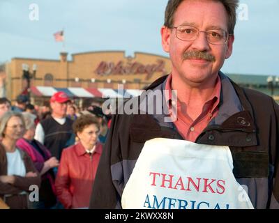 Schwere Stürme/Überschwemmungen, East Grand Forks, MN, 20. April 2007 Ron Sherman, Der Federal Coordinating Officer (FCO) der FEMA für die Überschwemmung im Jahr 1997 anlässlich der 10-jährigen Flaggenzeremonie „Salute to America“ und Feuerwerk in East Grand Forks auf der neuen Uferpromenade am Fluss. Michael Rieger/FEMA... Fotos zu Katastrophen- und Notfallmanagementprogrammen, Aktivitäten und Beamten Stockfoto