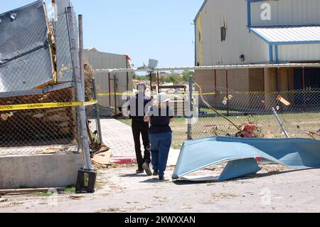 Severe Storms and Tornadoes, Eagle Pass, TX, 26. April 2007 - Mitglieder des FEMA und des State Primär Damage Assessment Teams sehen Schäden an der Rosita Valley Grundschule. Die Schule und die Nachbarschaft wurden am 24. April 2007 von einem Tornado getroffen. Earl Armstrong/FEMA... Fotos zu Katastrophen- und Notfallmanagementprogrammen, Aktivitäten und Beamten Stockfoto