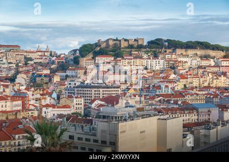 Luftaufnahme der Stadt Lissabon und der Burg Saint George (Castelo de Sao Jorge) - Lissabon, Portugal Stockfoto