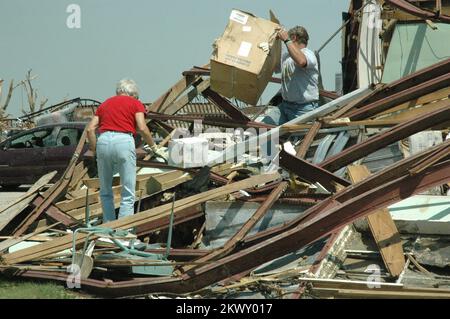 Schwere Stürme, Tornados und Überschwemmungen, Greensburg, KS, 5-16-07: Die Bewohner durchsuchen den Trümmerhaufen nach Gegenständen, die sich einst in ihrem Haus befanden. Die Bewohner räumen die kleine Stadt auf, die am 4. Mai 2007 von einem Tornado getroffen wurde, damit sie wieder aufgebaut werden können. FEMA .. Fotos zu Katastrophen- und Notfallmanagementprogrammen, Aktivitäten und Beamten Stockfoto