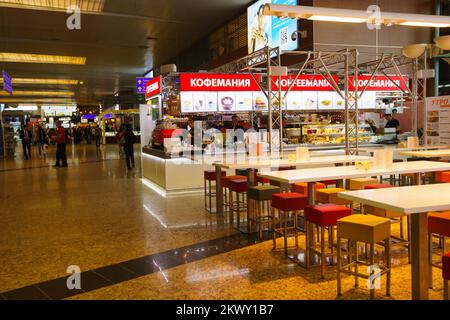MOSKAU, RUSSLAND - Okt 12: Sheremetyevo Airport Interior am 12. Oktober 2014. Der internationale Flughafen Sheremetyevo ist einer der drei großen Flughäfen Stockfoto