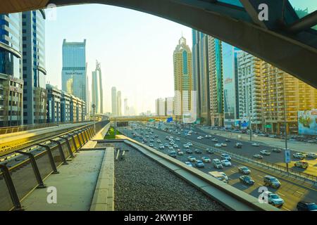 DUBAI - Okt 13: Dubai Streets am 13. Oktober 2014. Dubai ist die bevölkerungsreichste Stadt und Emirat in den Vereinigten Arabischen Emiraten und das zweitgrößte Emirat von Territori Stockfoto