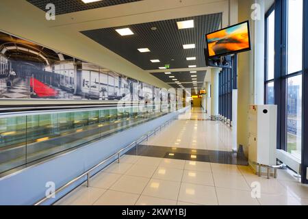 MOSKAU, RUSSLAND - Okt 12: Sheremetyevo Airport Interior am 12. Oktober 2014. Der internationale Flughafen Sheremetyevo ist einer der drei großen Flughäfen Stockfoto