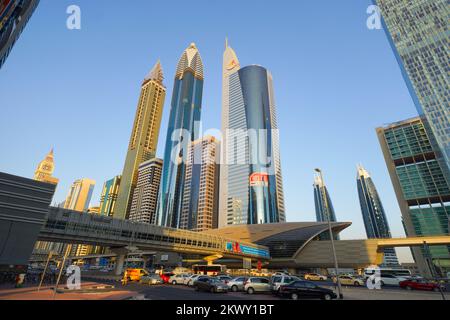 DUBAI - Okt 13: Dubai Streets am 13. Oktober 2014. Dubai ist die bevölkerungsreichste Stadt und Emirat in den Vereinigten Arabischen Emiraten und das zweitgrößte Emirat von Territori Stockfoto