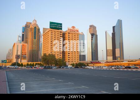 DUBAI - Okt 13: Dubai Streets am 13. Oktober 2014. Dubai ist die bevölkerungsreichste Stadt und Emirat in den Vereinigten Arabischen Emiraten und das zweitgrößte Emirat von Territori Stockfoto