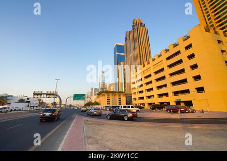 DUBAI - Okt 13: Dubai Streets am 13. Oktober 2014. Dubai ist die bevölkerungsreichste Stadt und Emirat in den Vereinigten Arabischen Emiraten und das zweitgrößte Emirat von Territori Stockfoto