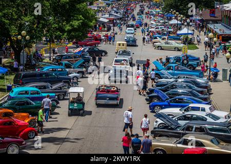 Des Moines, IA - 03. Juli 2022: Weitwinkelblick von geparkten Oldtimern auf einer lokalen Automesse. Stockfoto