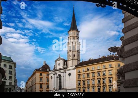 Michaelerplatz mit Kirche St. Michael kirche in Wien, Österreich. Die Michaelerkirche ist eine der ältesten Kirchen Wiens. Stockfoto