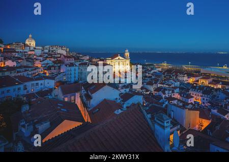 Luftaufnahme von Lissabon bei Nacht vom Miradouro das Portas do Sol Aussichtspunkt mit nationalem Pantheon und St.-Stephen-Kirche (Igreja de Santo Estevao) - Stockfoto