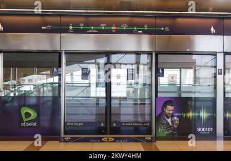 DUBAI - Okt 15: Dubai U-Bahn innen am 15. Oktober 2014. Die Dubai Metro ist ein fahrerloses, vollautomatisches U-Bahn-Netz im Vereinigten Arabischen Emir Stockfoto