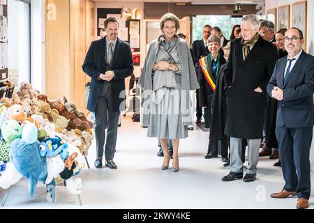 Antwerpen, Belgien, 30/11/2022, Königin Mathilde von Belgien (2L) und König Philippe - Filip von Belgien werden bei einem königlichen Besuch im Monnikenheide-Spectrum-Betreuungszentrum für Menschen mit eingeschränkter geistiger Kapazität in Zoersel am Mittwoch, den 30. November 2022, im Rahmen eines königlichen Besuchs in der Provinz Antwerpen gesehen. BELGA FOTO JONAS ROOSENS Stockfoto