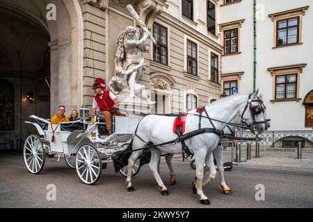 Wiener Fiaker, Pferdekutsche im Stadtzentrum von Wien, Österreich. Durch Wien in einer Pferdekutsche sind sie genauso ein Teil von V Stockfoto