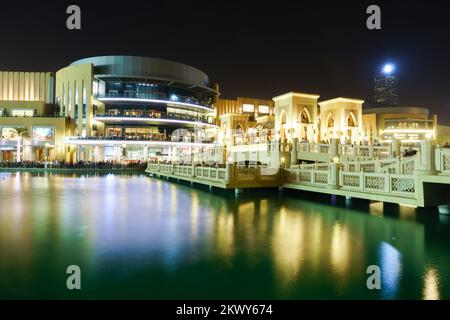 DUBAI - OKTOBER 15: Gegend in der Nähe des Dubai Fountain am 15. Oktober 2014 in Dubai, Vereinigte Arabische Emirate. Der Dubai Fountain ist der weltweit größte choreographierte Brunnen Stockfoto