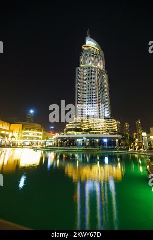 DUBAI - Okt 15: Gegend nahe Burj Khalifa bei Nacht am 15. Oktober 2014. Burj Khalifa, bekannt als Burj Dubai vor seiner Amtseinführung, ist ein Wolkenkratzer in D Stockfoto