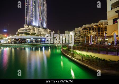 DUBAI - OKTOBER 15: Gegend in der Nähe des Dubai Fountain am 15. Oktober 2014 in Dubai, Vereinigte Arabische Emirate. Der Dubai Fountain ist der weltweit größte choreographierte Brunnen Stockfoto