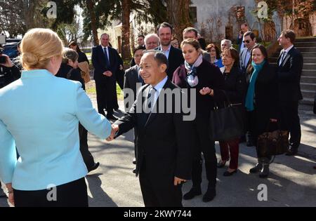 03.03.2017., Kroatien, Kutjevo - Treffen des Präsidenten der Republik Kroatien Kolinda Grabar-Kitarovic mit Bürgern und Führern der Stadt Kutjevo, Und der Besuch des Präsidenten und der Leiter diplomatischer Missionen und internationaler Organisationen, die in der Republik Kroatien akkreditiert sind, bei der Weinkellerei Kutjevo Inc. Im Rahmen des Projekts Feel Croatia. Foto: Ivica Galovic/PIXSELL Stockfoto