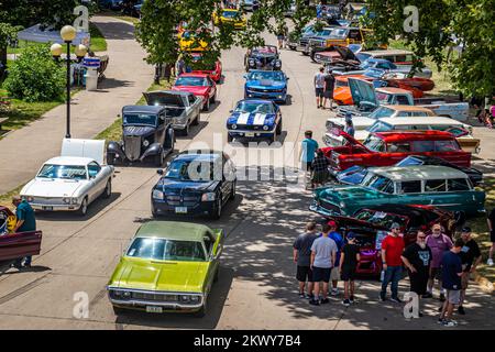 Des Moines, IA - 03. Juli 2022: Weitwinkelblick von geparkten Oldtimern auf einer lokalen Automesse. Stockfoto