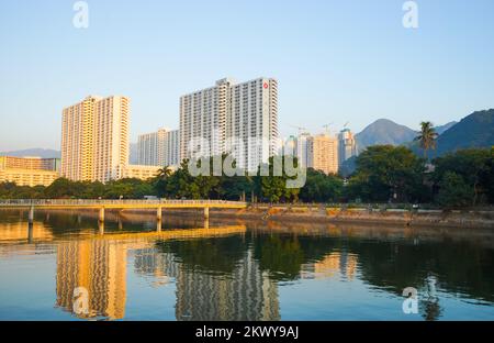 HONGKONG - Okt 18: Sha Tin District am Abend des 18. Oktober 2014 in Hongkong, China. Shing Mun River und Sha Tin District im New Terri Stockfoto