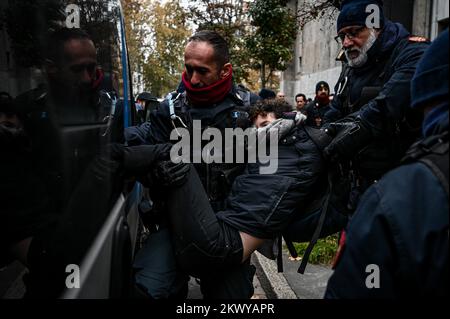 Mailand, Italien. 30.. November 2022. Ein ausgestorbener Umweltaktivist der Rebellion wurde von der Polizei entfernt, nachdem er am 30. November ein Dach des italienischen öffentlich-rechtlichen Rundfunkunternehmens RAI in Mailand, Italien, verschmiert und besetzt hatte. 2022 die Fernsehveranstalter aufzufordern, die Wahrheit über die Umwelt- und Klimakrise zu sagen und diese Frage als erstes und wichtigstes Problem zu behandeln, über das die Bürger informiert werden müssen (Foto: Piero Cruciatti/Sipa USA). Kredit: SIPA USA/Alamy Live News Stockfoto