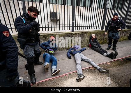 Mailand, Italien. 30.. November 2022. Ausrottung von Umweltaktivisten der Rebellion werden von der Polizei festgehalten, nachdem sie am 30. November ein Dach des italienischen öffentlich-rechtlichen Rundfunkunternehmens RAI in Mailand, Italien, verschmiert und besetzt haben. 2022 die Fernsehveranstalter aufzufordern, die Wahrheit über die Umwelt- und Klimakrise zu sagen und diese Frage als erstes und wichtigstes Problem zu behandeln, über das die Bürger informiert werden müssen (Foto: Piero Cruciatti/Sipa USA). Kredit: SIPA USA/Alamy Live News Stockfoto