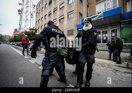 Mailand, Italien. 30.. November 2022. Ausrottung von Rebellion-Umweltaktivisten werden von der Polizei entfernt, nachdem sie am 30. November ein Dach des italienischen öffentlich-rechtlichen Rundfunkunternehmens RAI in Mailand, Italien, verschmiert und besetzt haben. 2022 die Fernsehveranstalter aufzufordern, die Wahrheit über die Umwelt- und Klimakrise zu sagen und diese Frage als erstes und wichtigstes Problem zu behandeln, über das die Bürger informiert werden müssen (Foto: Piero Cruciatti/Sipa USA). Kredit: SIPA USA/Alamy Live News Stockfoto