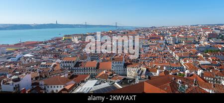 Panoramablick auf die Stadt Lissabon mit dem Fluss Tejo (Rio Tejo) - Lissabon, Portugal Stockfoto