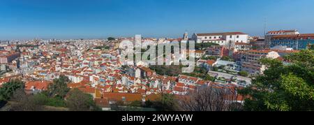 Panoramablick aus der Vogelperspektive auf die Stadt Lissabon mit dem Kloster Graca und der Kirche - Lissabon, Portugal Stockfoto