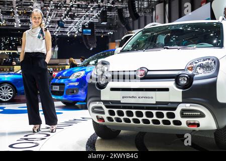 Fiat Hostess steht am 7. März 2017 bei Panda Cross auf der Automesse in Genf, Schweiz, CH. (Foto: Saso Domijan) Stockfoto