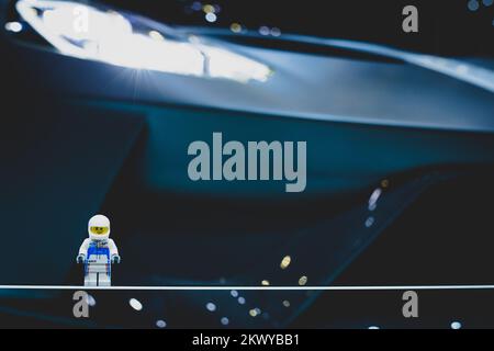 Ford-Ausstellung mit Lego-Minifigure des Ford-Rennfahrers auf der Motor Show in Genf, Schweiz, CH, am 7. März 2017. (Foto: Saso Domijan) Stockfoto